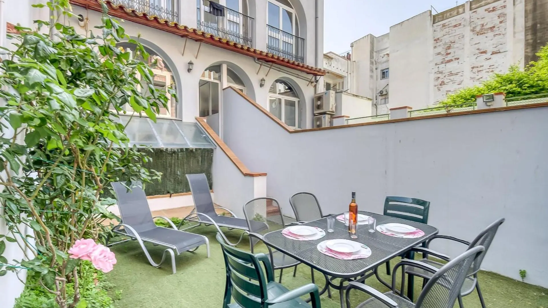 Apartment With View Ρόζες
