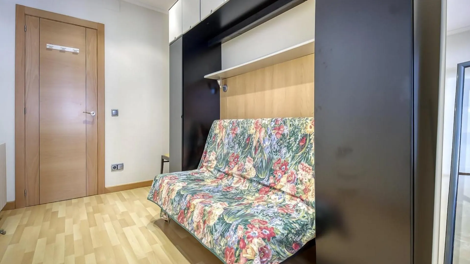 Apartment With View Ρόζες