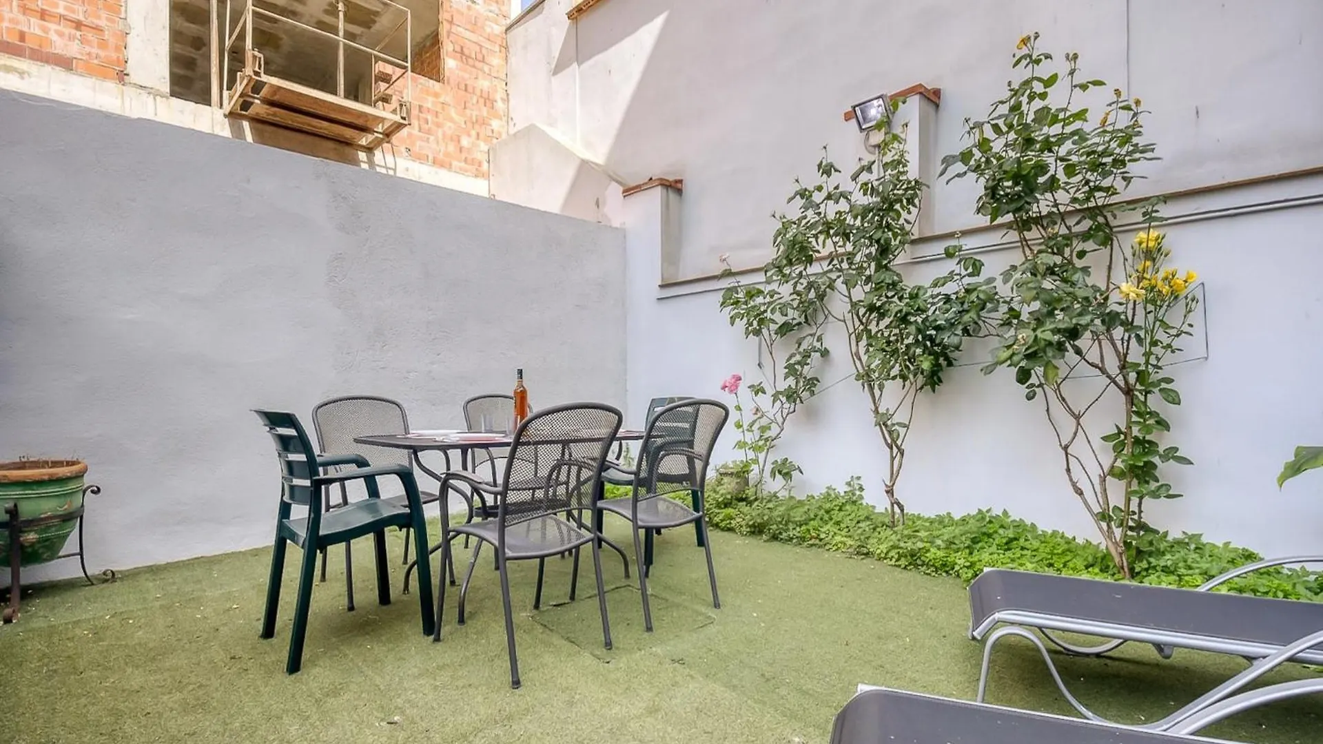 Apartment With View Ρόζες