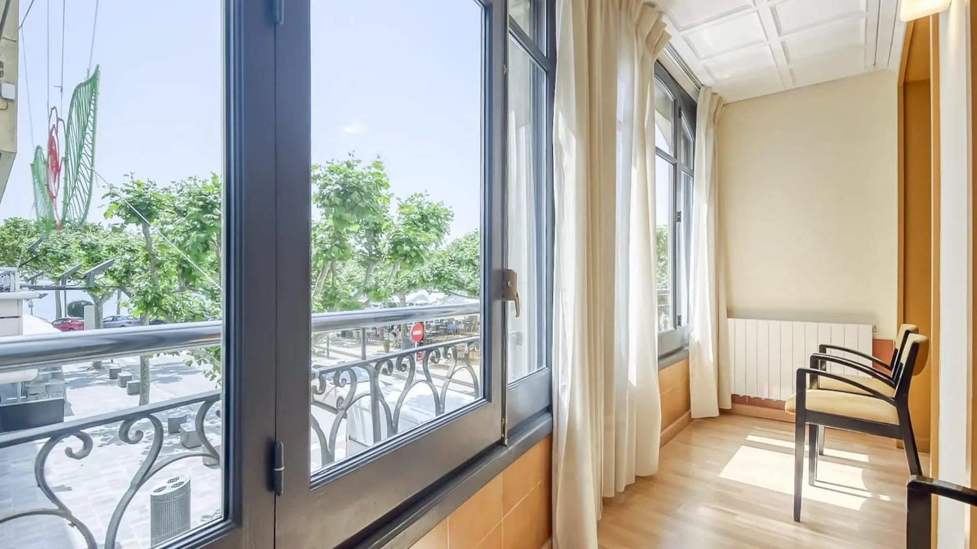 Apartment With View Ρόζες